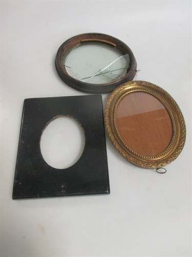 Lot 322 - A collection of silhouette frames, various sizes