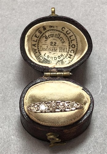 Lot 410 - An Edwardian five stone diamond ring