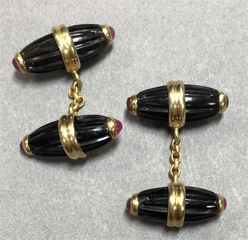 Lot 222 - A pair of double ended onyx and ruby cufflinks