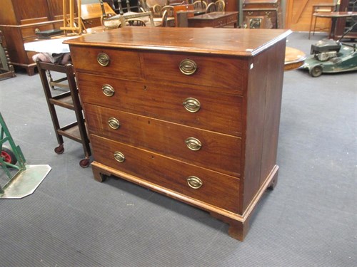 Lot 355 - A George III mahogany chest of drawers, 95 x...