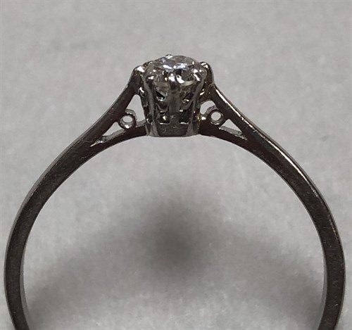 Lot 178 - A single stone diamond ring, the round...