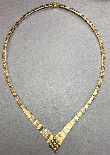 Lot 330 - An Italian tri-colour fringe necklace stamped '750'