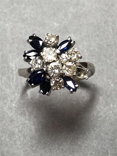 Lot 283 - A sapphire and diamond cluster ring