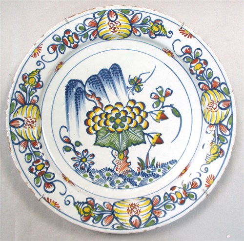 Lot 41 - An 18th century Delft plate