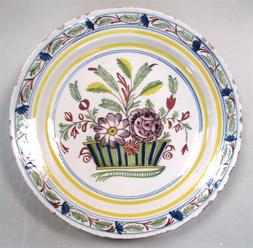 Lot 41 - An 18th century Delft plate