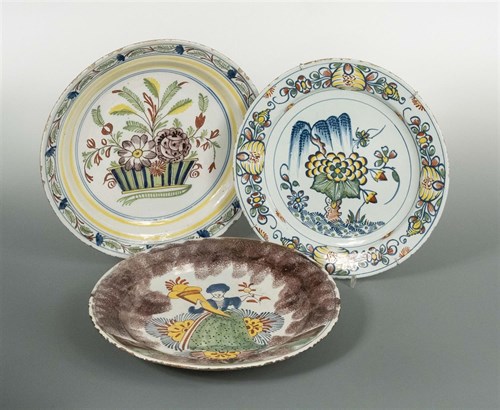 Lot 41 - An 18th century Delft plate