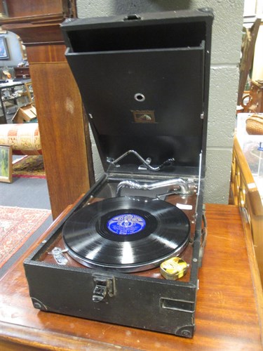 Lot 112 - An American wall clock, a mantel clock and...