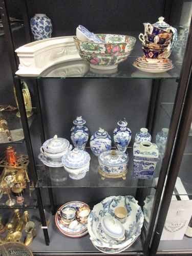 Lot 79 - A collection of porcelain to include a...