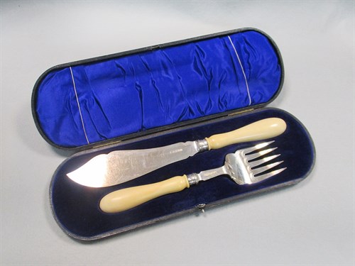 Lot 95 - A pair of George V silver fish servers
