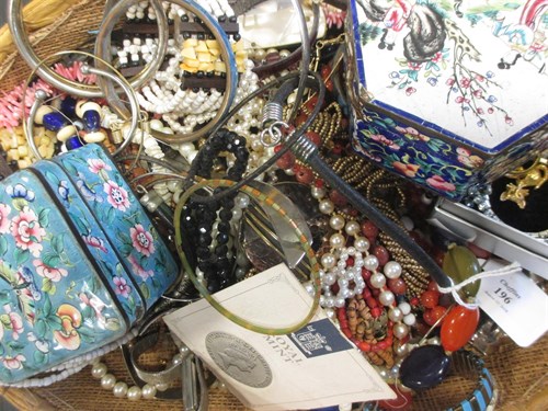 Lot 196 - A large quantity of mostly costume jewellery