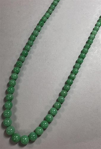 Lot 357 - A green hardstone bead necklace