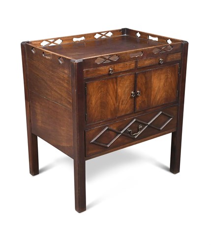 Lot 372 - A George III mahogany night table