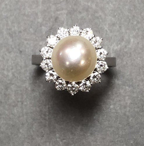Lot 181 - A South sea cultured pearl and diamond cluster...