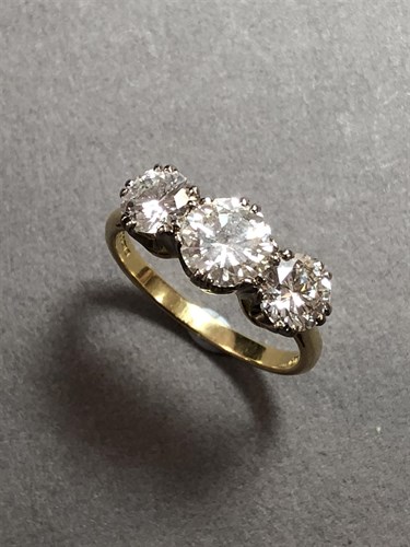 Lot 459 - A three stone diamond ring in 18ct gold