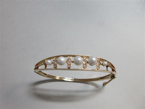 Lot 316 - A cultured pearl and diamond hinged bangle