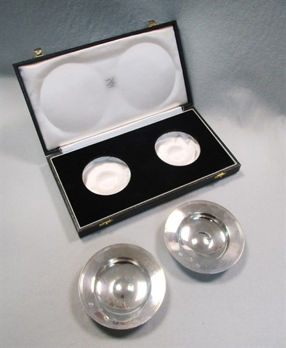 Lot 103 - A pair of 20th century silver Armada dishes