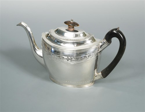 Lot 104 - A George III silver teapot by Peter, Ann and William Bateman
