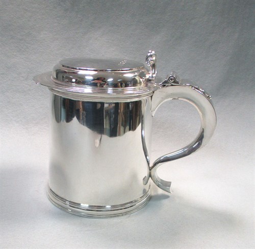 Lot 76 - A George VI Britannia silver flat top covered tankard