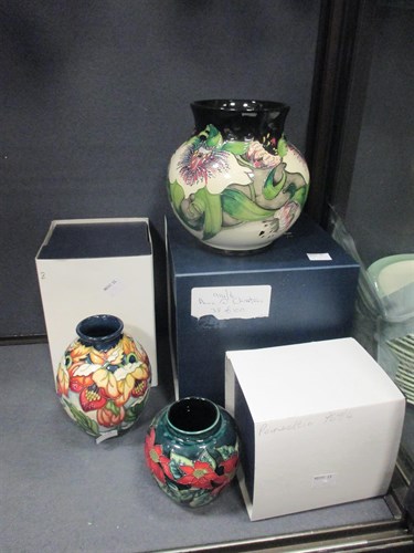 Lot 91 - A modern Moorcroft 'Anna at Christmas' pattern...