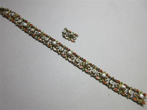Lot 336 - A 19th century fine enamelled bracelet in the manner of Giuliano