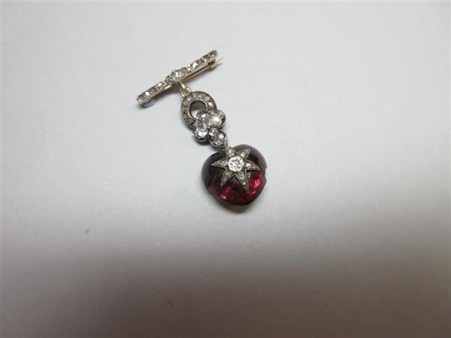Lot 449 - A Victorian diamond and garnet heart and star pendant brooch