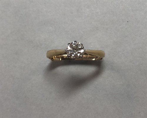 Lot 333 - A single stone diamond ring set in 18ct gold