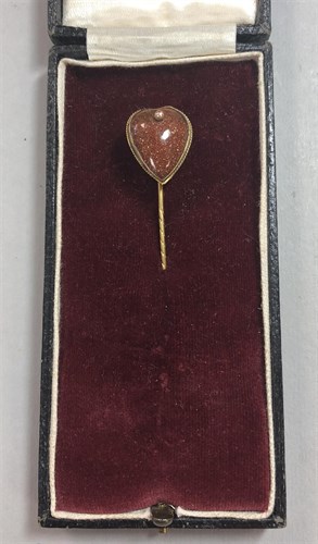 Lot 213 - A heart shaped sunstone stick pin