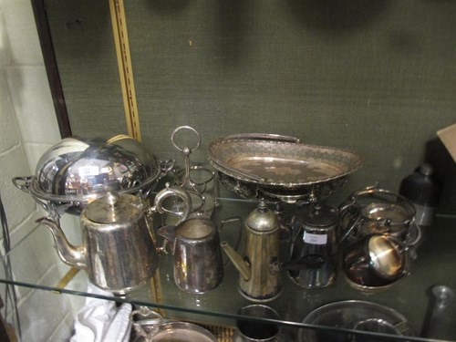 Lot 224 - A quantity of electroplate to include an egg...