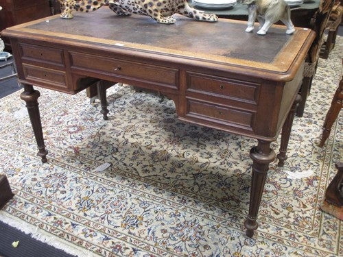 Lot 336 - A Victorian 'fiddle back' mahogany library table