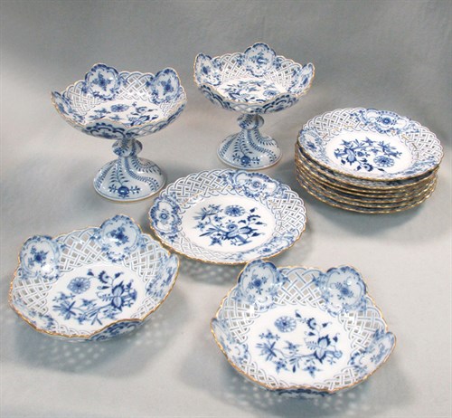 Lot 54 - A Meissen blue and white onion pattern dessert service, circa 1900