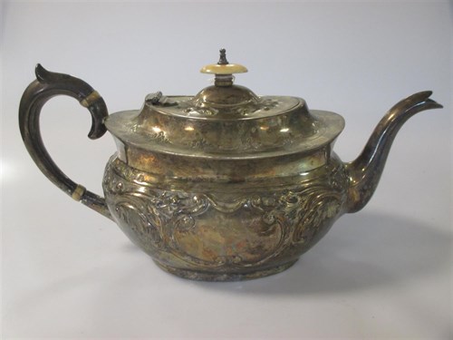 Lot 219 - A Victorian silver teapot, 16oz