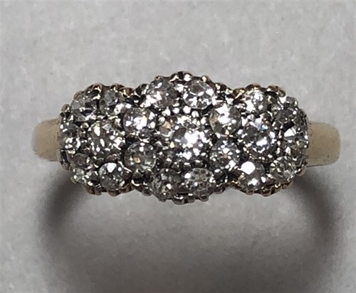 Lot 409 - A diamond triple cluster ring