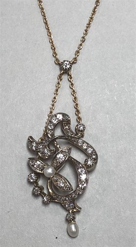 Lot 307 - An early 20th century diamond and pearl pendant necklace