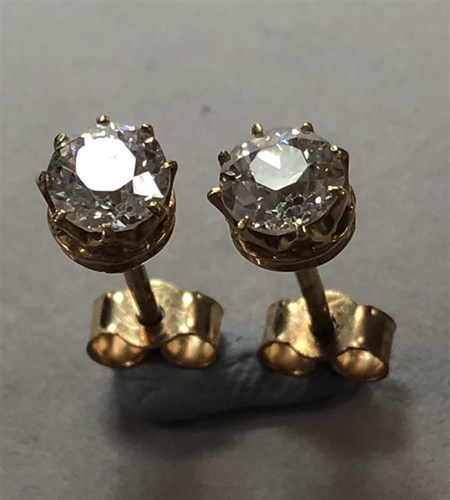 Lot 315 - A pair of single stone diamond stud earstuds