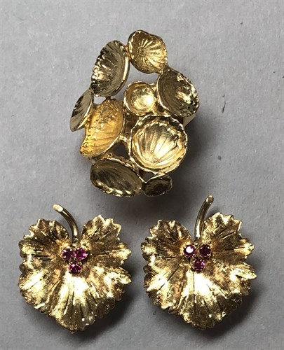 Lot 434 - A pair of 1960s 18ct gold and ruby 'leaf' earclips together with an abstract 18ct gold ring of the same era