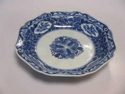 Lot 61 - An 18th century Japanese Arita dish 23.5cm wide