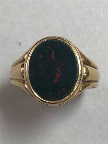 Lot 229 - A bloodstone signet ring set in 18ct gold