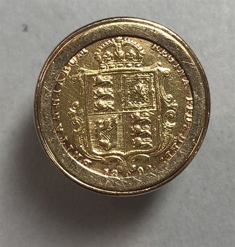 Lot 126 - A 9ct gold signet ring loose mounted with an...