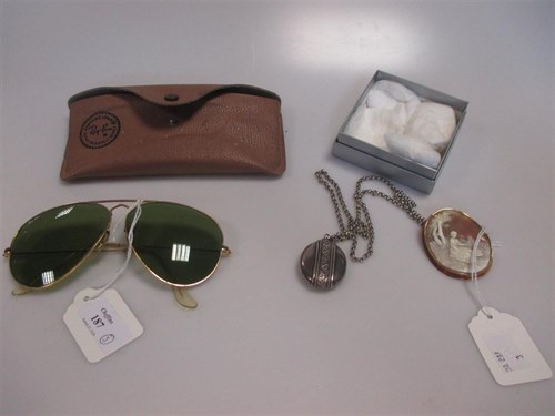 Lot 187 - A pair of 1980s vintage Ray Ban sunglasses...