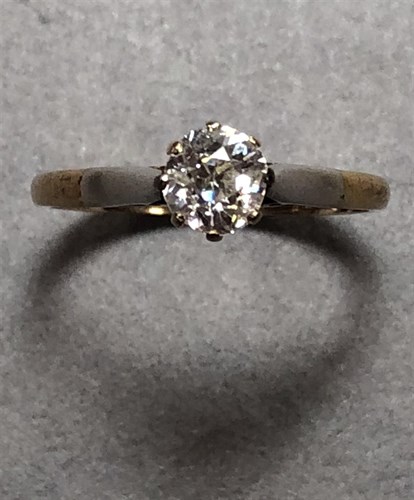 Lot 286 - A single stone diamond ring