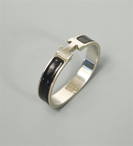 Lot 134 - An Hermès 'Clic H' bangle