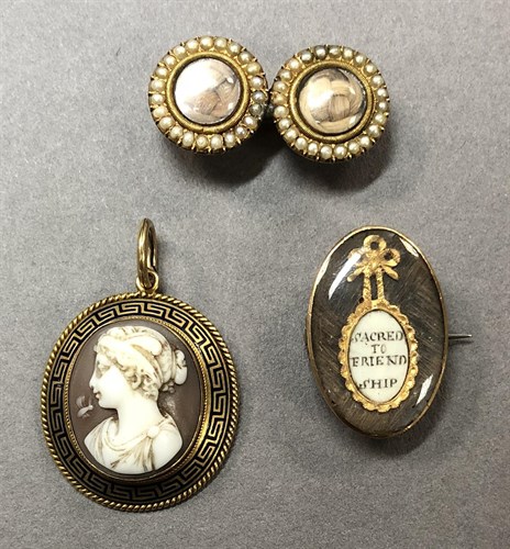 Lot 196 - A trio of memento jewels