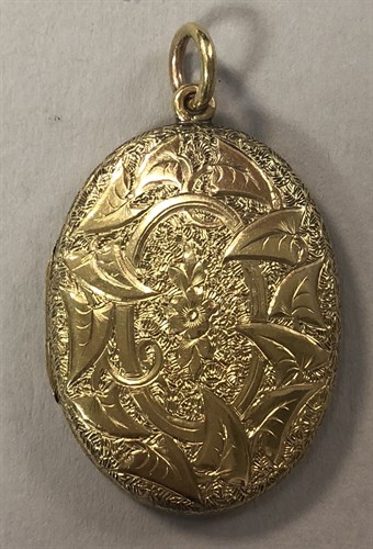 Lot 396 - An ornately engraved hinged locket