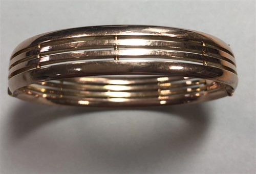 Lot 393 - An Art Déco style rose coloured hinged bangle