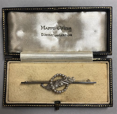 Lot 314 - A seed pearl set bar brooch