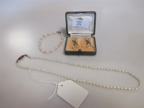 Lot 173 - A freshwater pearl necklace and bracelet,...