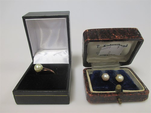 Lot 172 - A pearl ring and a pair of pearl earstuds,...