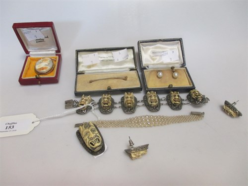 Lot 153 - A collection of jewellery including a carved...