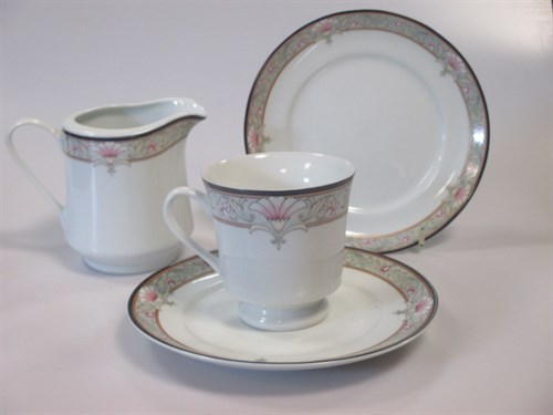 Lot 111 - A Porcelana Schmidt 'Princess House' dinner...