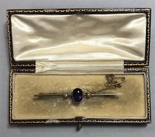 Lot 420 - An amethyst and pearl bar brooch